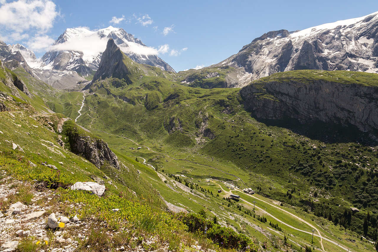 Paisaje alpino, picos nevados, valles verdes en el camping CLICOCHIC Alpes Lodges en Pralognan la Vanoise (73).