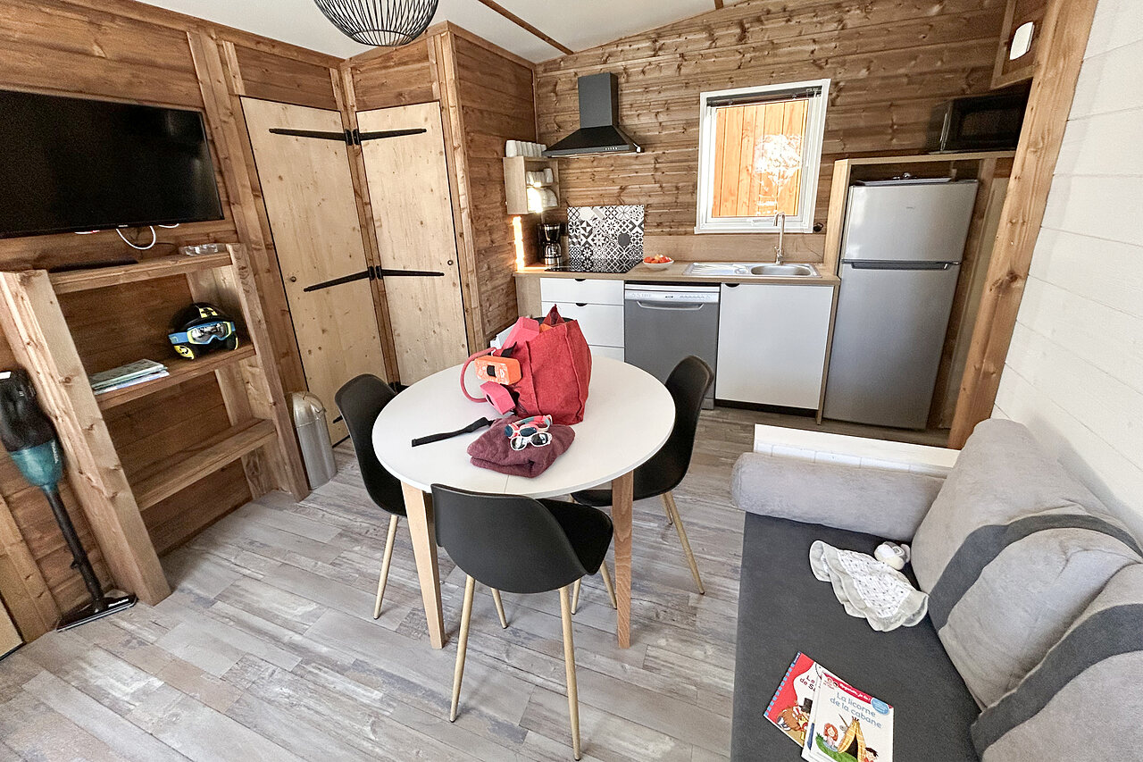 Interior chalet moderno con sal�n y cocina en el camping CLICOCHIC Alpes Lodges en Pralognan la Vanoise (73).