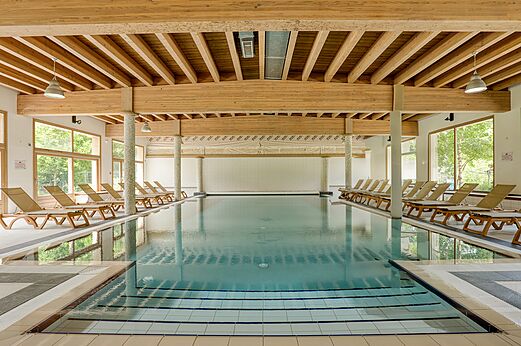 Piscina cubierta climatizada con tumbonas en el camping CLICOCHIC Alpes Lodges en Pralognan la Vanoise (73).