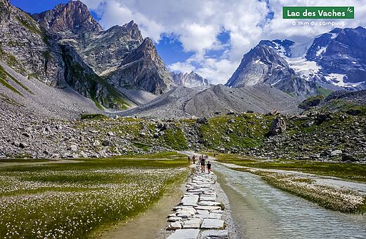 Sendero de piedras en el Lac des Vaches, paisaje alpino, cerca de Pralognan.