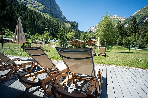 Paisaje monta�oso, Mobil-homes y naturaleza en el camping CLICOCHIC Alpes Lodges en Pralognan la Vanoise (73).