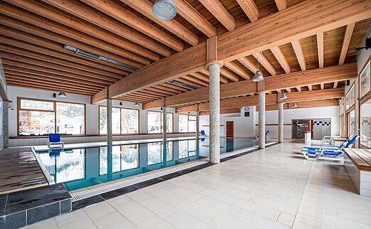 Piscina interior climatizada, estructura madera, en camping CLICOCHIC Alpes Lodges Pralognan.