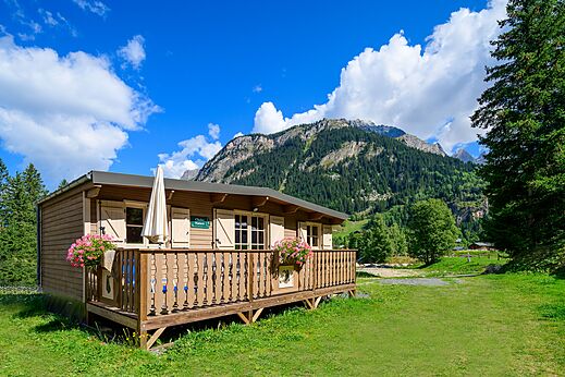 Mobil-home de madera con terraza, montañas, en el camping CLICOCHIC Alpes Lodges Pralognan (73).