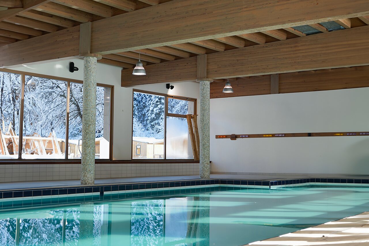Piscina cubierta con vistas a la nieve en el camping CLICOCHIC Alpes Lodges en Pralognan la Vanoise (73).