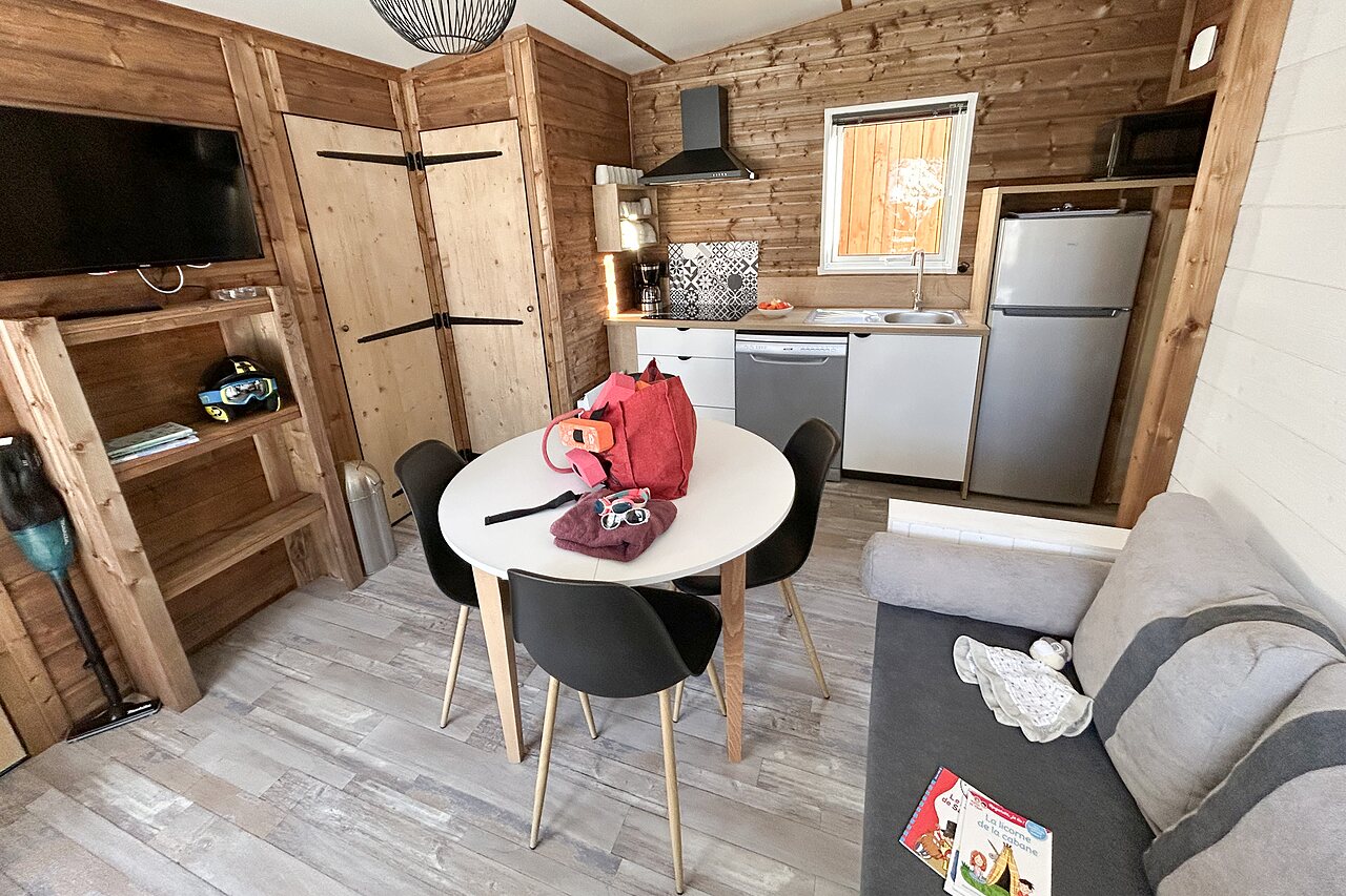 Mobil-home: sal�n, cocina equipada en el camping CLICOCHIC Alpes Lodges Pralognan.