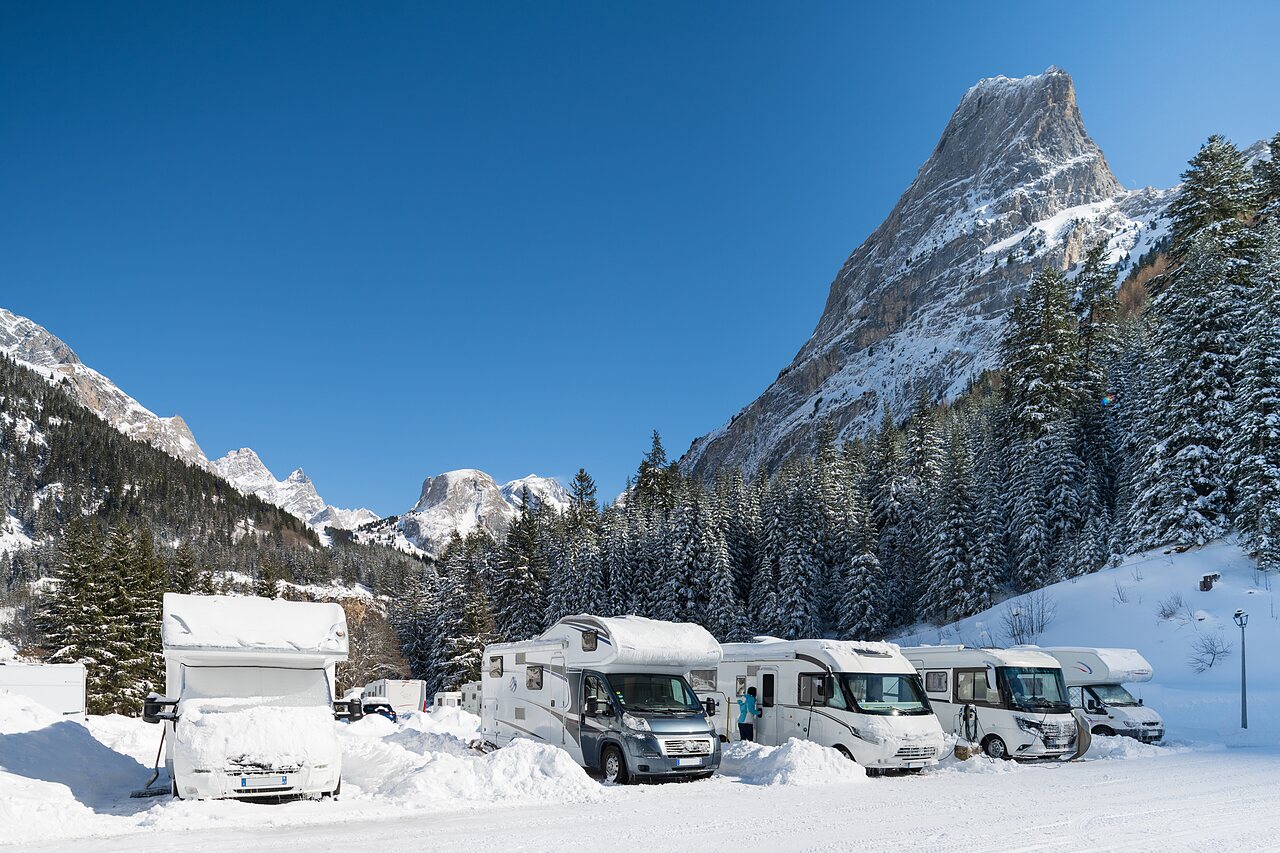 Mobil-homes nevados en monta�a, invierno, en el camping CLICOCHIC Alpes Lodges en Pralognan la Vanoise (73).