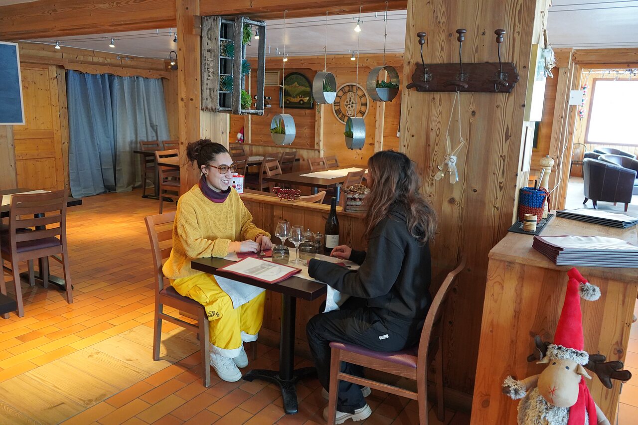 Restaurante r�stico en el camping CLICOCHIC Alpes Lodges en Pralognan la Vanoise (73).