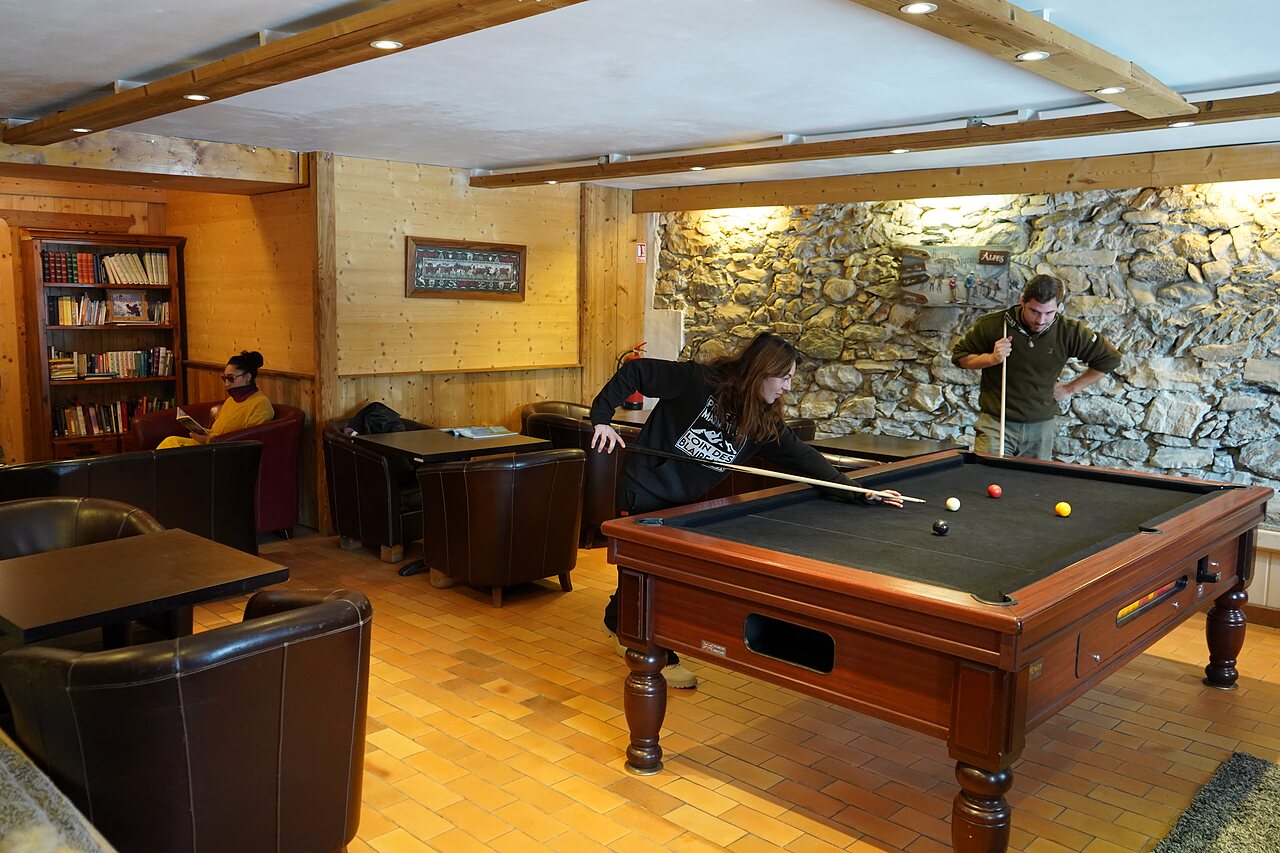 Billar y jugadores en el camping CLICOCHIC Alpes Lodges en Pralognan la Vanoise.