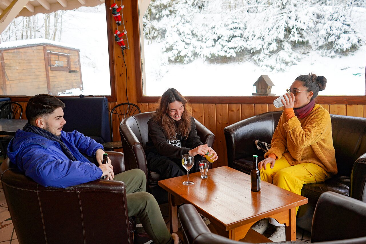 Clientes en el bar del camping CLICOCHIC Alpes Lodges en Pralognan la Vanoise.