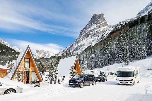 Mobil-homes nevados y montañas en el camping CLICOCHIC Alpes Lodges en Pralognan la Vanoise (73).