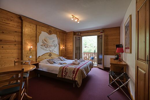 Habitaci�n doble c�moda, balc�n, vista monta�a en el camping CLICOCHIC Alpes Lodges.