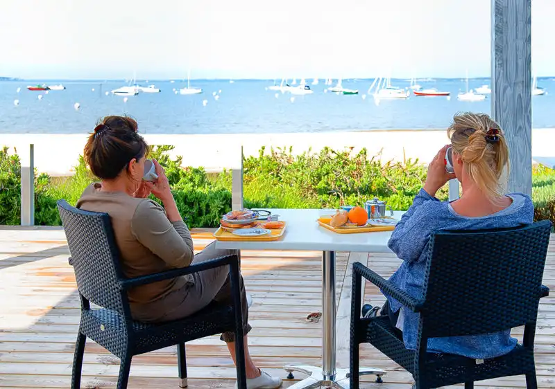 Desayuno en terraza con vistas al mar y barcos en el camping CAPFUN H�tel/R�sidence Oc�ane en Andernos Les Bains (33).
