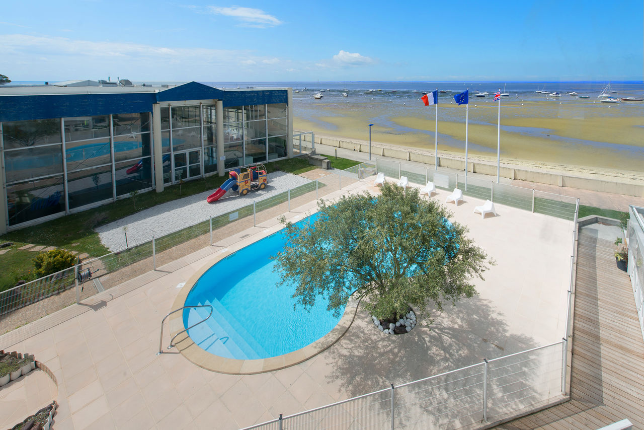 Piscina exterior, zona de juegos y playa del camping CAPFUN Oc�ane en Andernos (33).