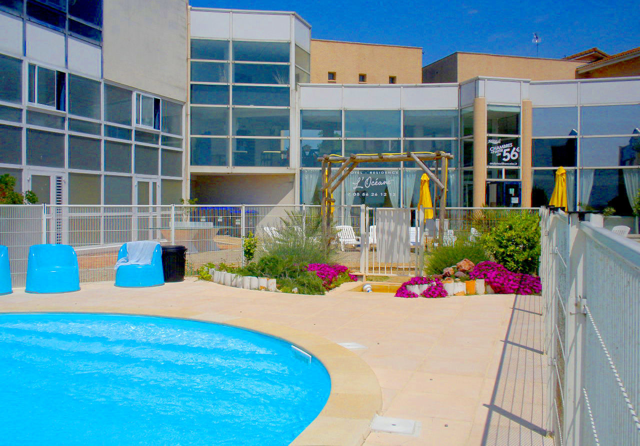 Piscina y hotel-residencia en el camping CAPFUN H�tel/R�sidence Oc�ane en Andernos Les Bains (33).