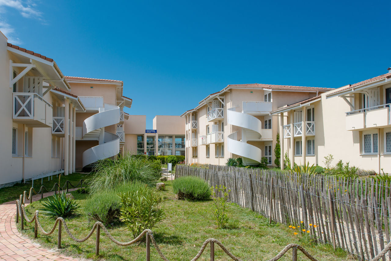 Alojamiento moderno con escaleras de caracol, en CAPFUN H�tel/R�sidence Oc�ane en Andernos Les Bains.