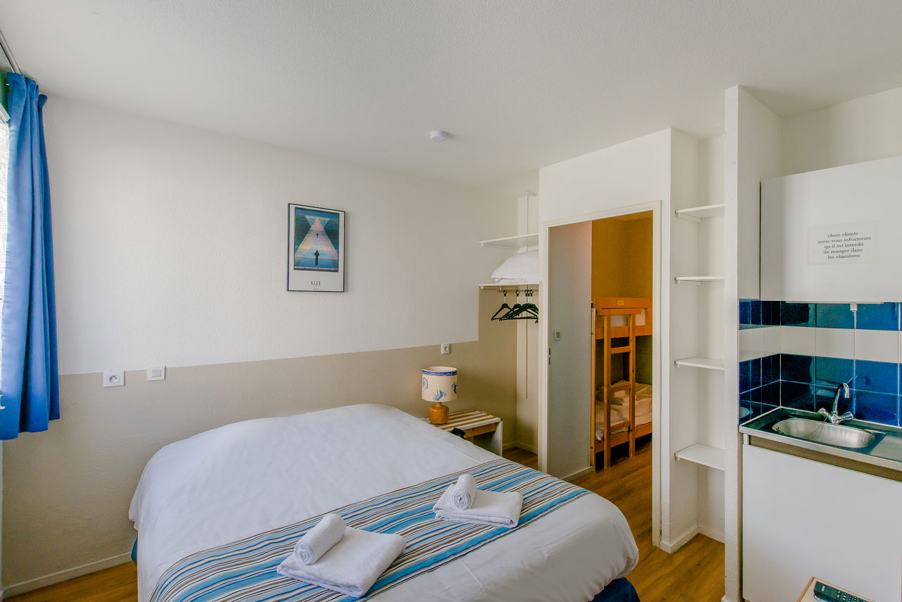 Habitaci�n con cama doble, cocina americana, literas en CAPFUN H�tel/R�sidence Oc�ane en Andernos.