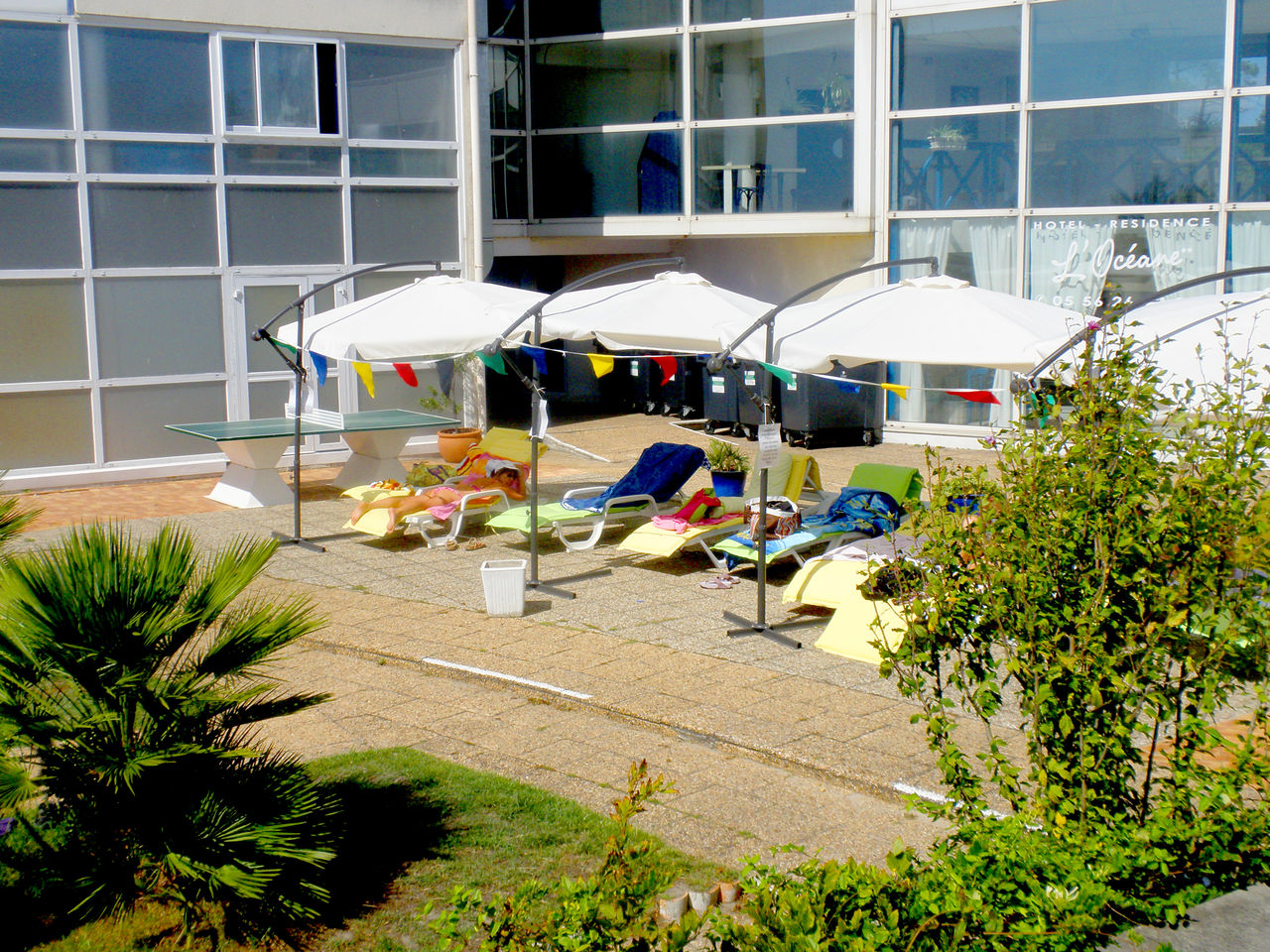 Ping-pong, tumbonas en el camping CAPFUN H�tel/R�sidence Oc�ane en Andernos Les Bains (33).