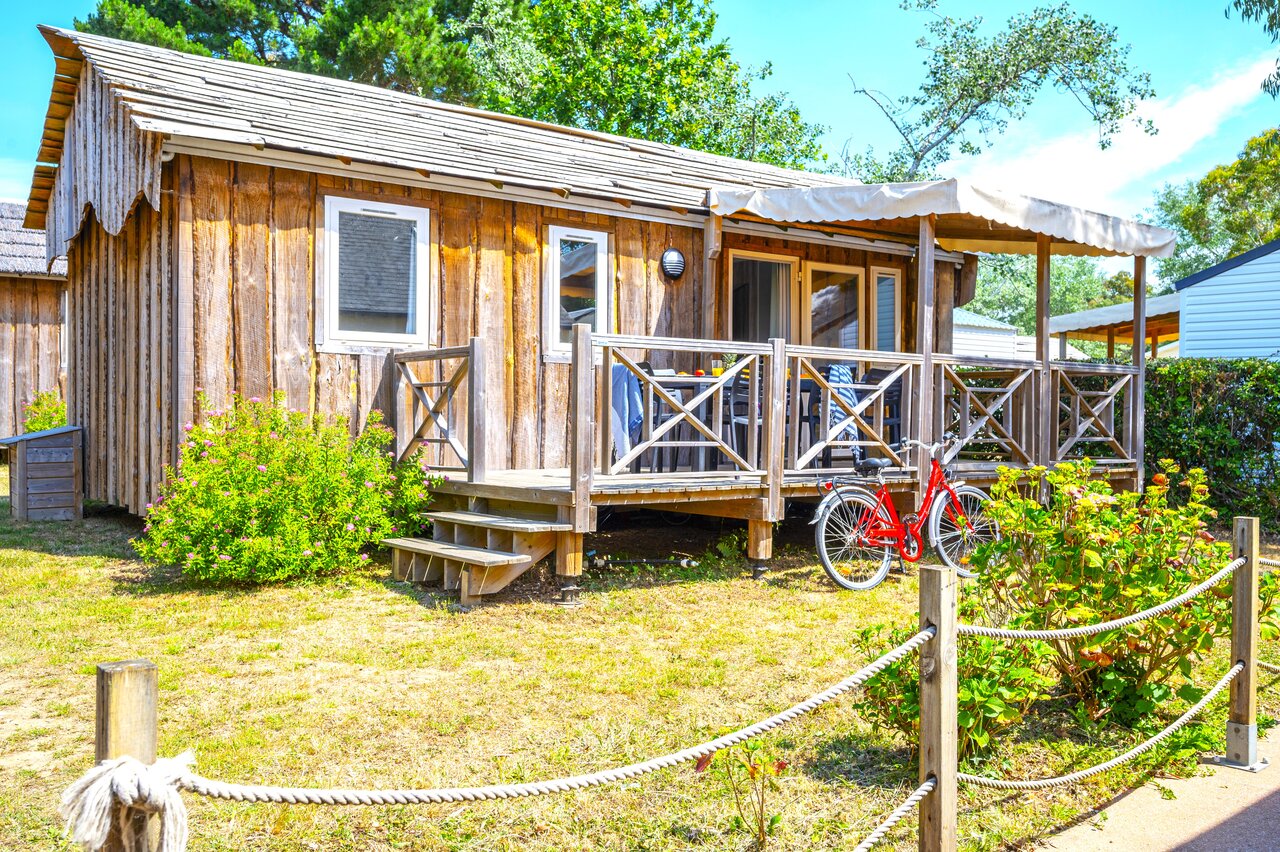 Chalet de madera, terraza, bicicleta en el camping CAPFUN An Trest en SARZEAU (56).
