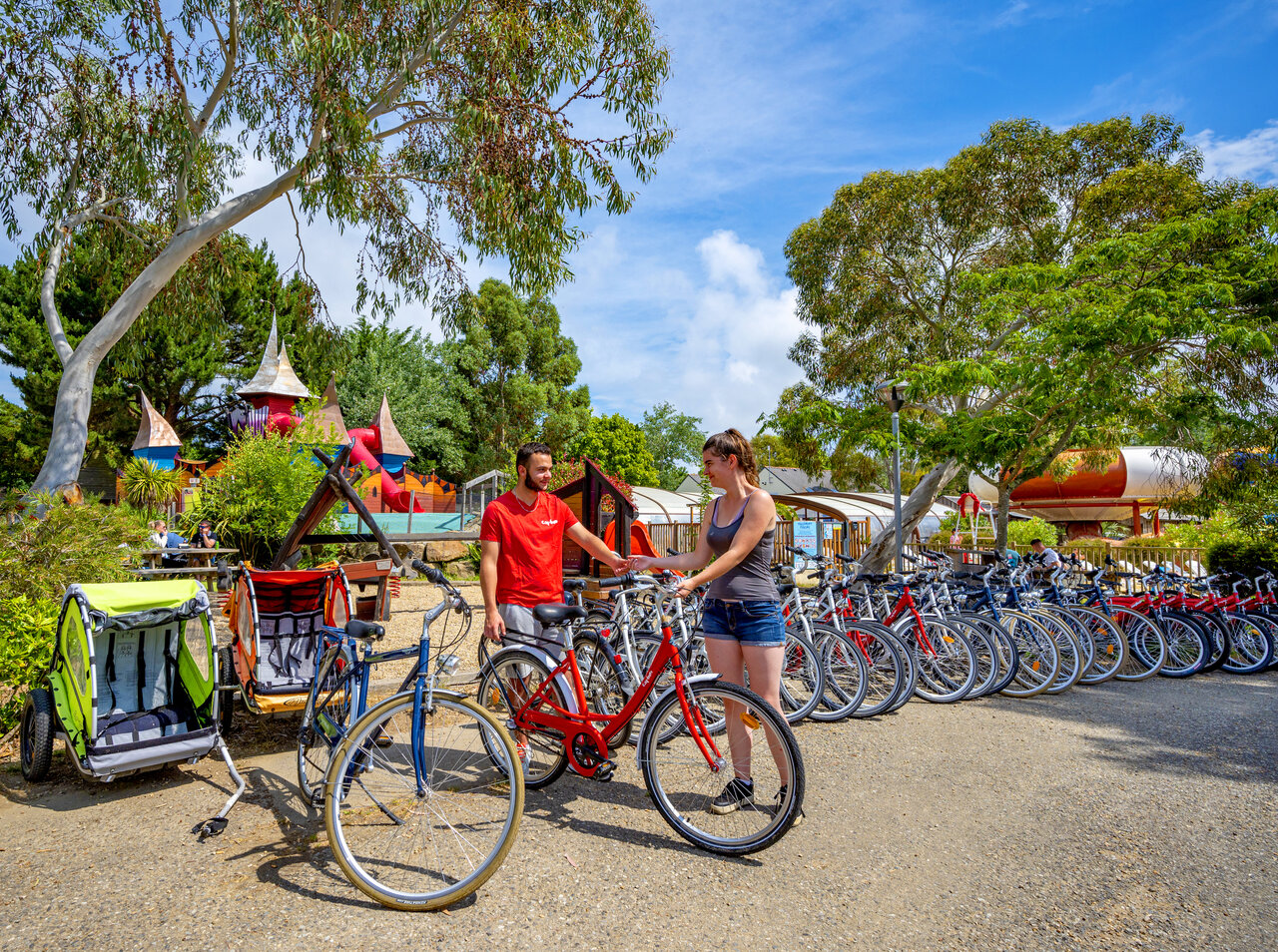 Bicicletas, remolques infantiles y juegos en el camping CAPFUN An Trest Sarzeau.