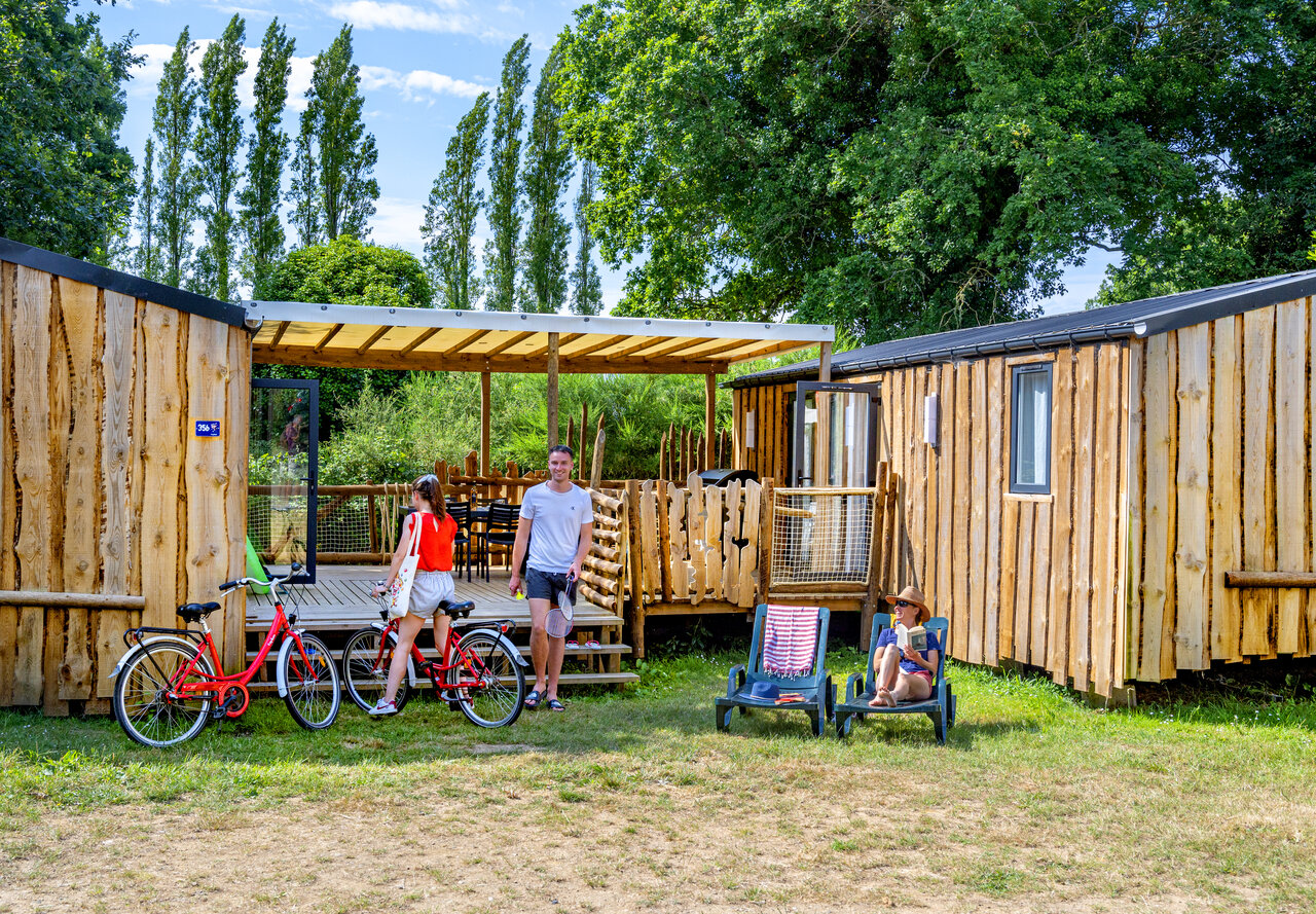 Mobil-homes de madera, bicicletas y familia en el camping CAPFUN An Trest en SARZEAU (56).
