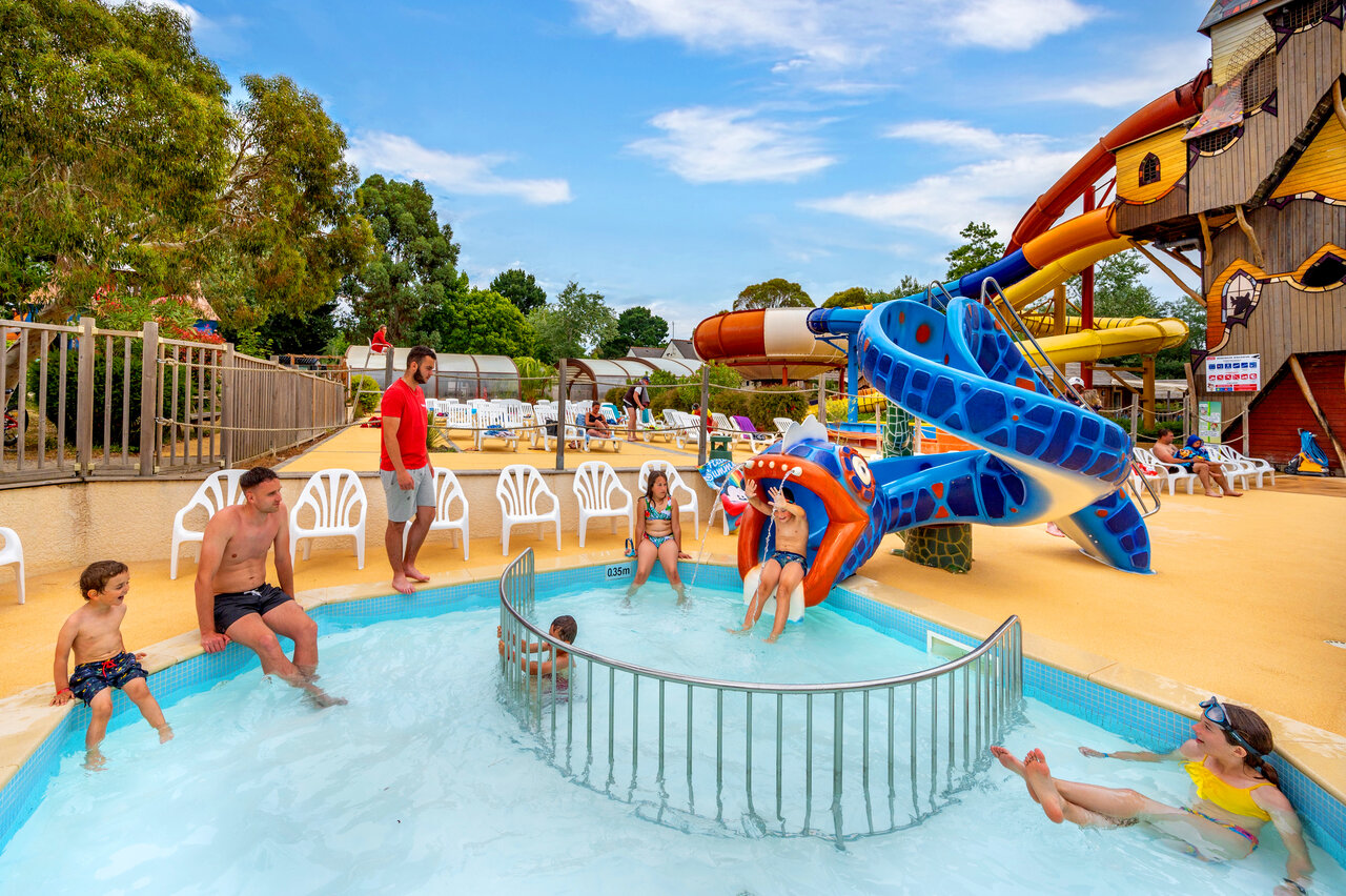 Toboganes acu�ticos coloridos y piscina infantil en el camping CAPFUN An Trest en SARZEAU (56).