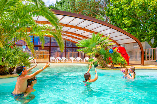 Piscina cubierta, ni�os jugando, tobog�n en el camping CAPFUN An Trest en SARZEAU (56).