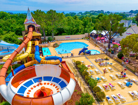 Toboganes acu�ticos gigantes y piscina exterior en el camping CAPFUN An Trest en SARZEAU (56).