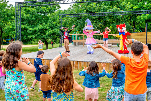 Espectáculo de animación con personajes disfrazados y niños en el camping CAPFUN An Trest en SARZEAU (56).