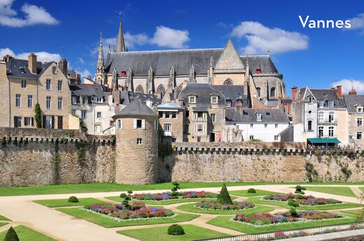 Murallas hist�ricas, jardines franceses y catedral de Vannes en Breta�a.