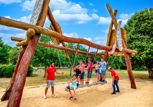 Estructura de juegos de madera con niños y animadores en el camping CAPFUN An Trest en SARZEAU (56).