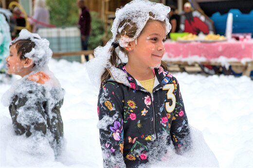 Niños en animación de espuma en camping CAPFUN An Trest, SARZEAU (56).