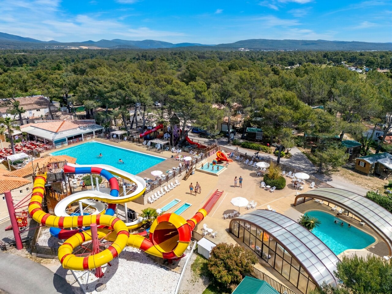 Piscinas, toboganes acu�ticos y zonas de juegos en el camping CAPFUN Arbois du Castellet en LE CASTELLET (83).