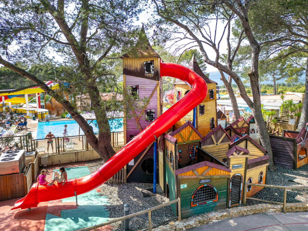 Tobog�n rojo, �rea de juegos tem�tica y piscina en CAPFUN Arbois du Castellet, LE CASTELLET (83).