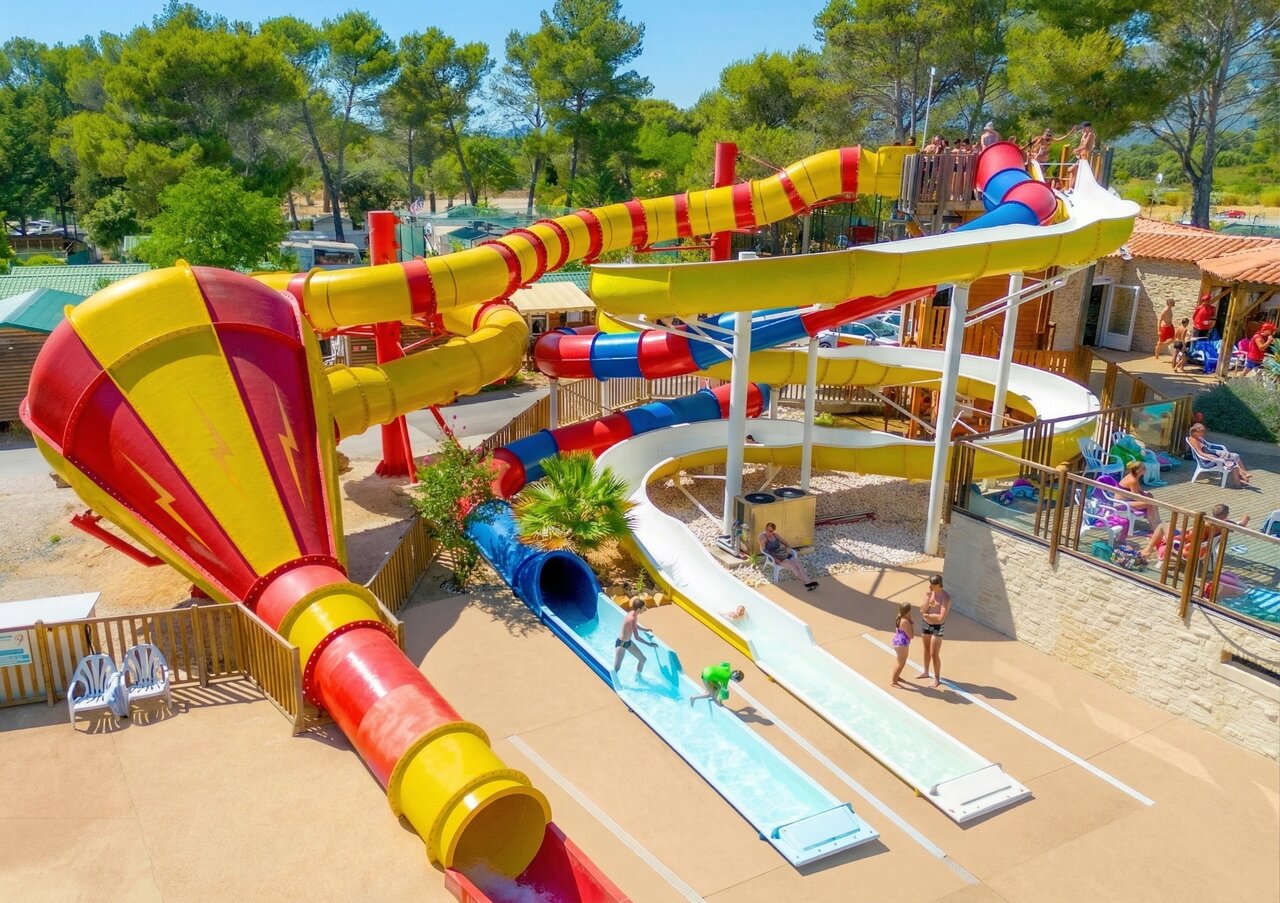 Toboganes acu�ticos coloridos y juegos de agua en el camping CAPFUN Arbois du Castellet en LE CASTELLET (83).