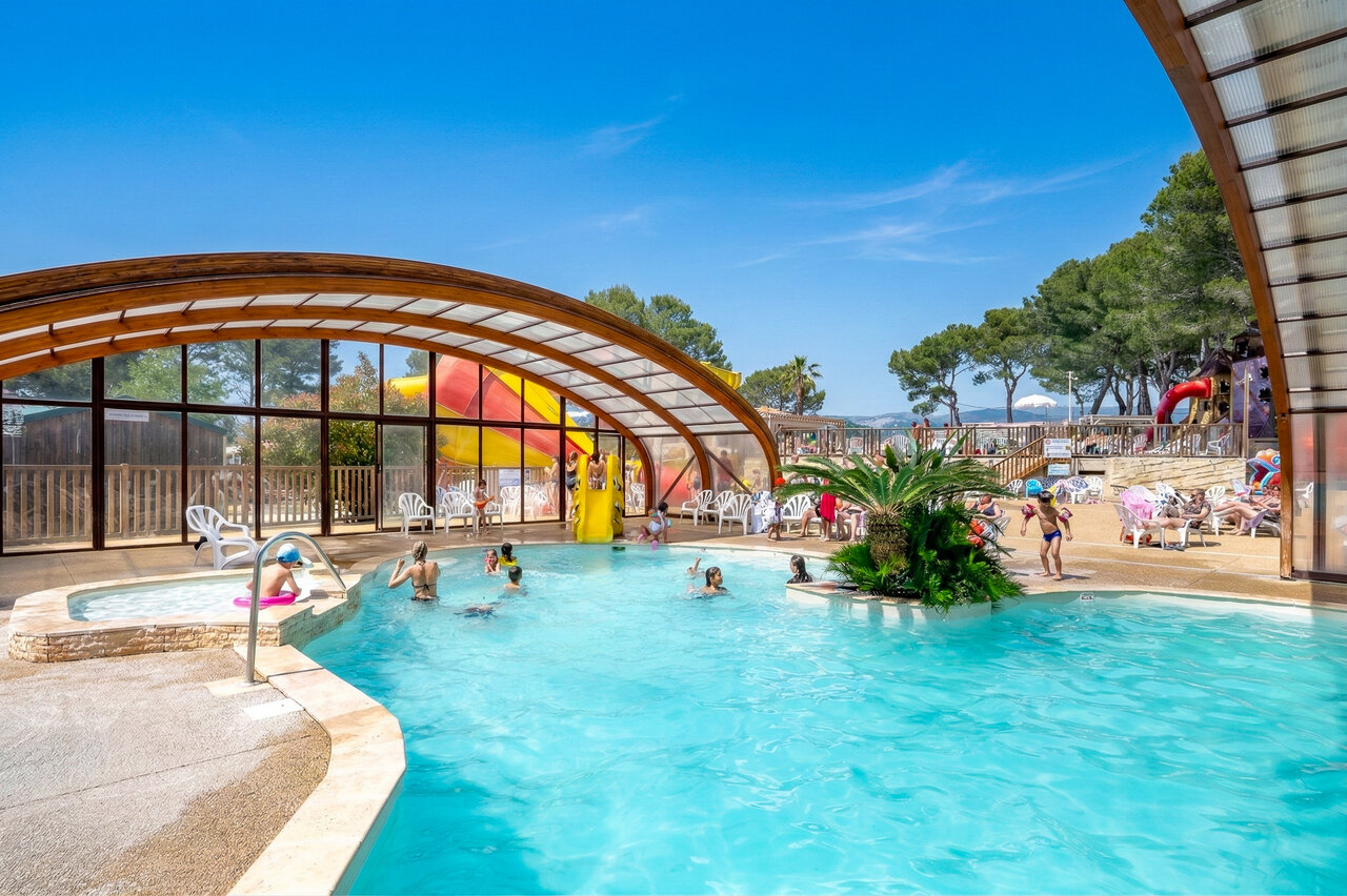 Zona acu�tica cubierta en el camping CAPFUN Arbois du Castellet en LE CASTELLET (83).