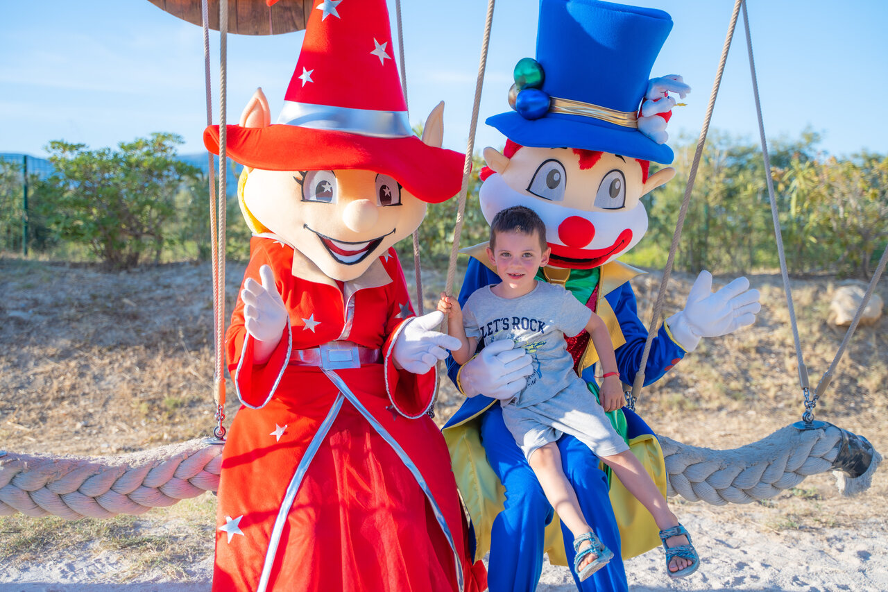 Ni�o sonriente con mascotas de animaci�n en el camping CAPFUN Arbois du Castellet en LE CASTELLET (83).