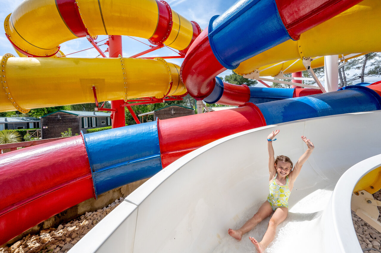 Toboganes acu�ticos y ni�a feliz en el camping CAPFUN Arbois du Castellet, LE CASTELLET (83).
