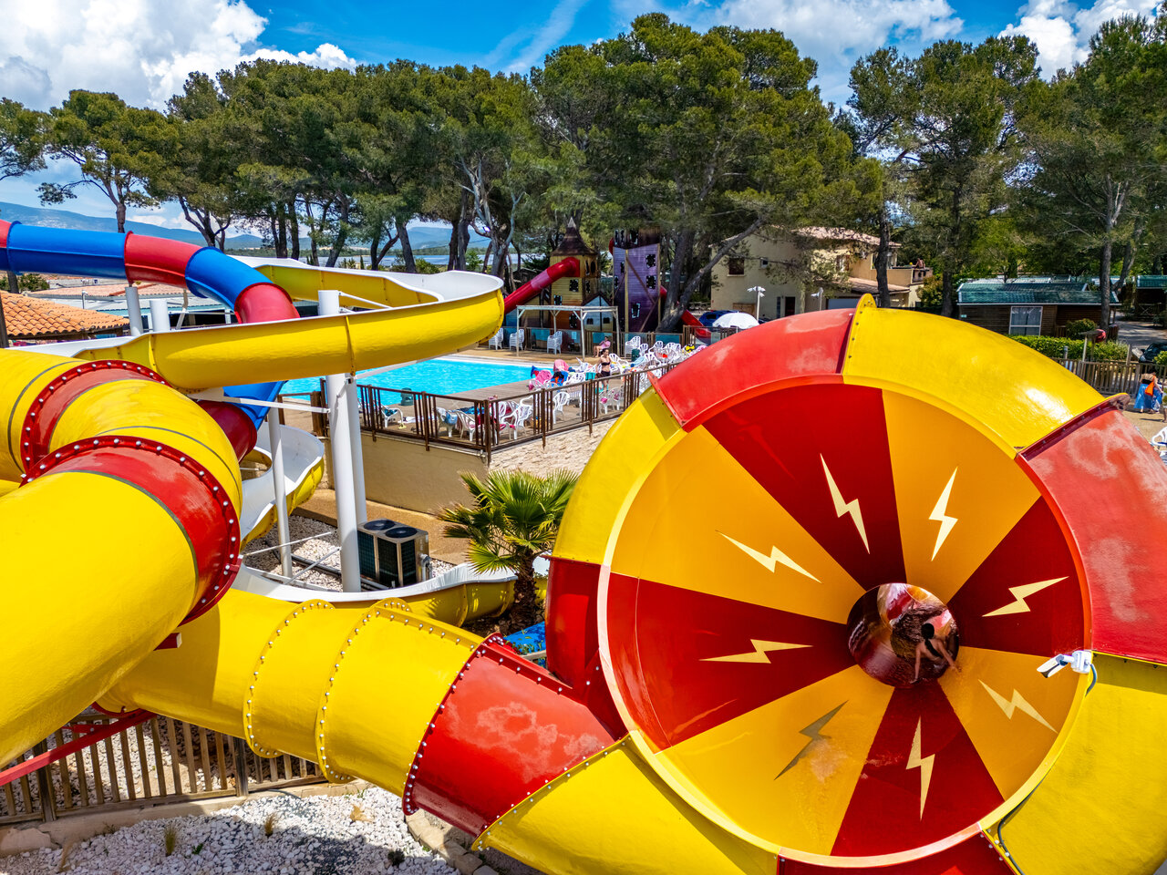 Toboganes acu�ticos coloridos y piscina exterior en CAPFUN Arbois du Castellet, LE CASTELLET.