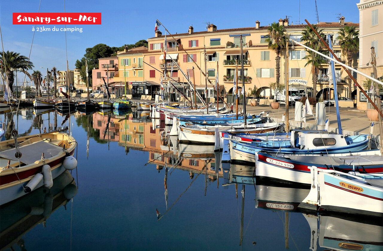 Puerto de Sanary-sur-Mer con barcos tradicionales y fachadas coloridas, Provenza-Alpes-Costa Azul.