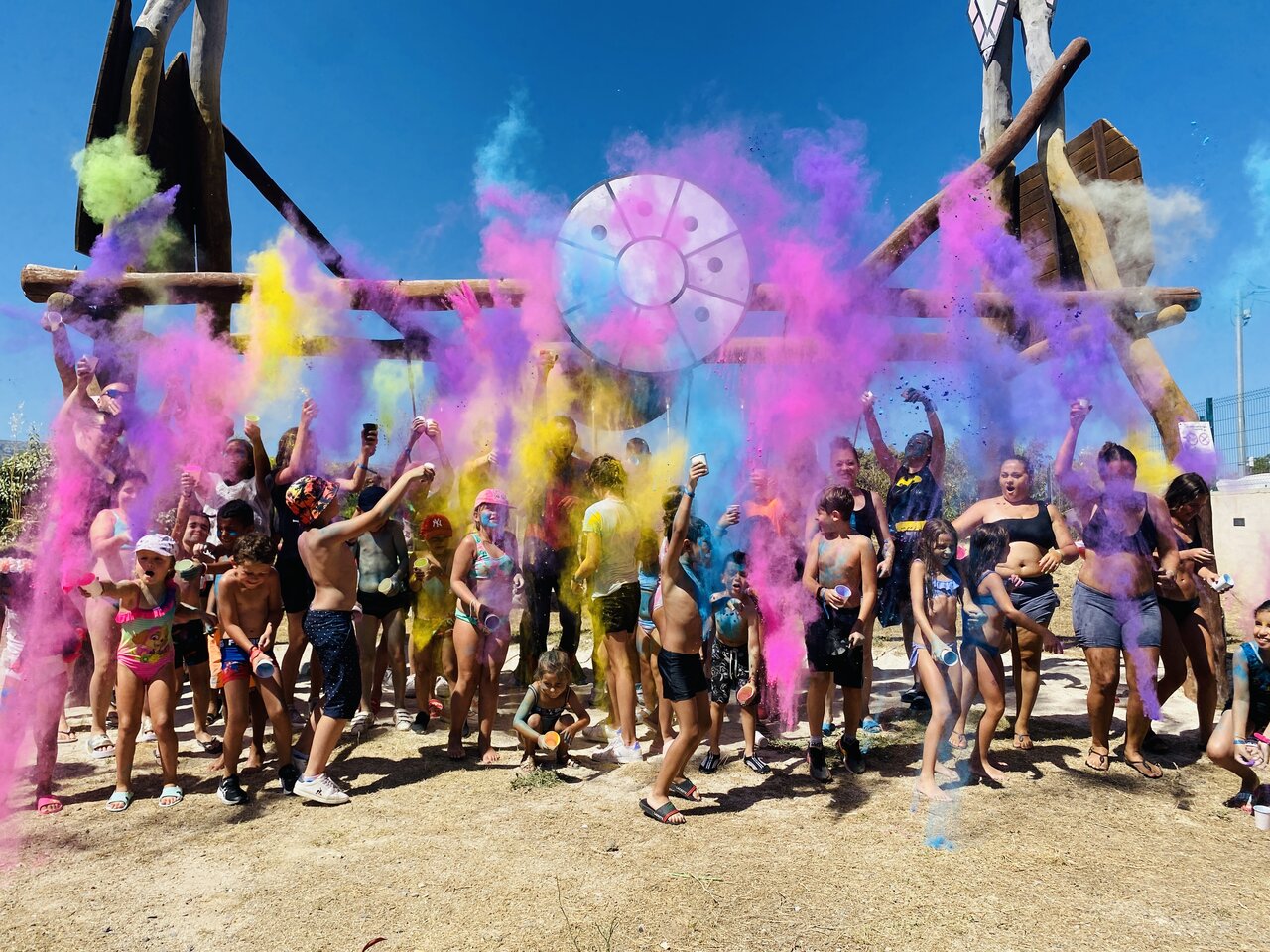 Animaci�n Holi en el camping CAPFUN Arbois du Castellet en LE CASTELLET (83).