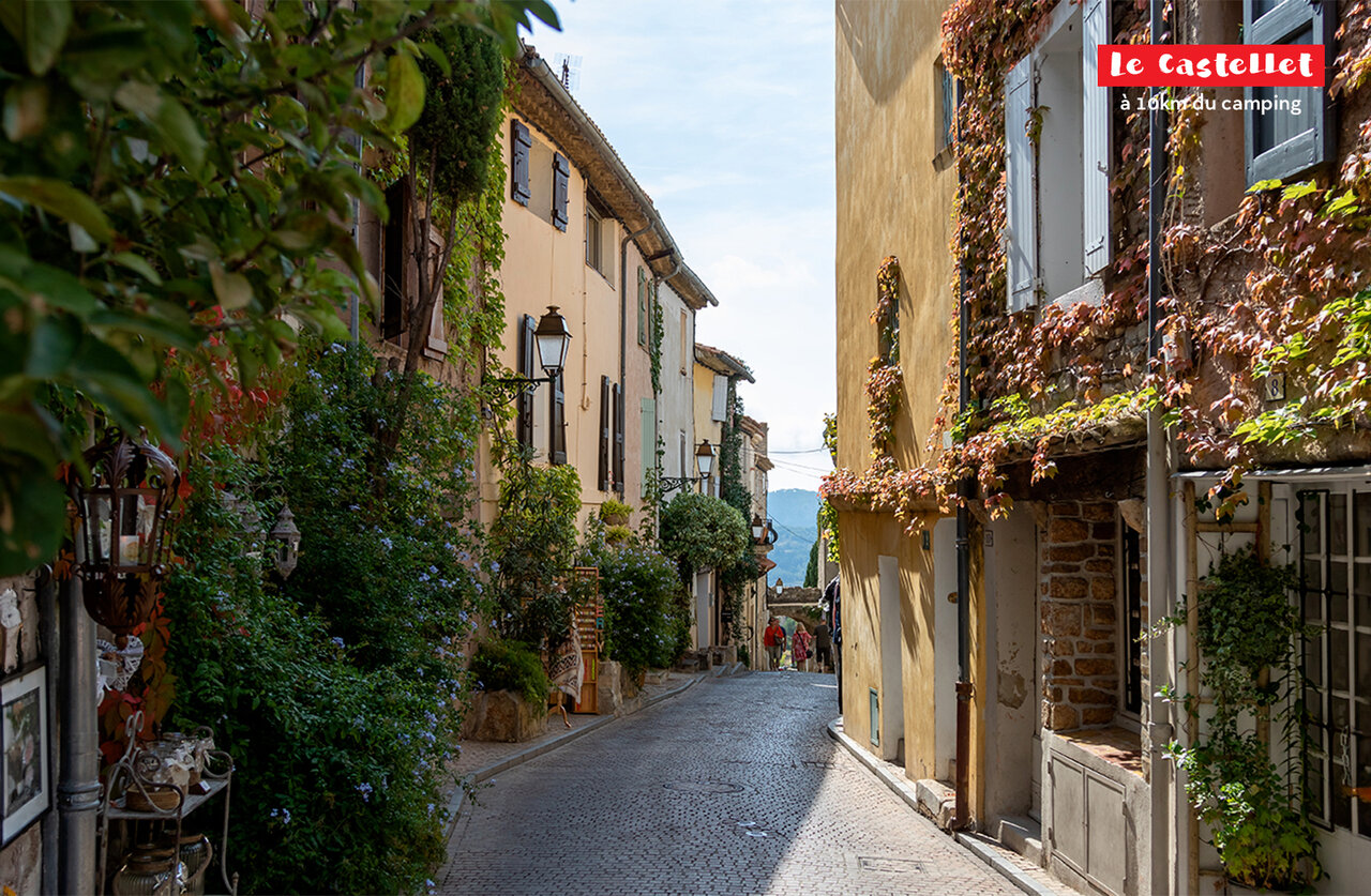 Calle empedrada pintoresca del pueblo medieval de Le Castellet, Provenza.