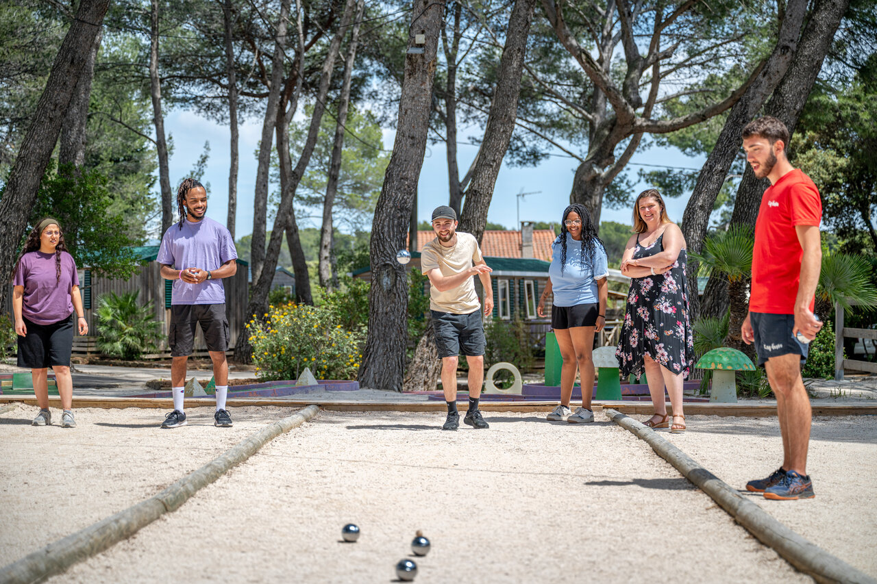 Amigos jugando petanca en el campo del camping CAPFUN Arbois du Castellet (83).