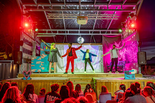 Espect�culo de animaci�n con artistas en el camping CAPFUN Arbois du Castellet.