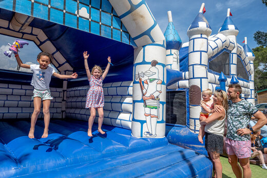 Ni�os saltando en el castillo hinchable del camping CAPFUN Arbois du Castellet (83).