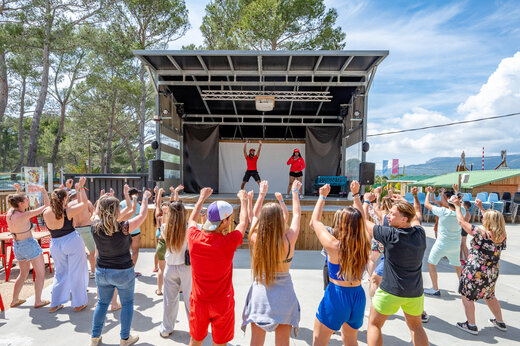 Clase de baile al aire libre con animadores en el escenario en el camping CAPFUN Arbois du Castellet en LE CASTELLET (83).