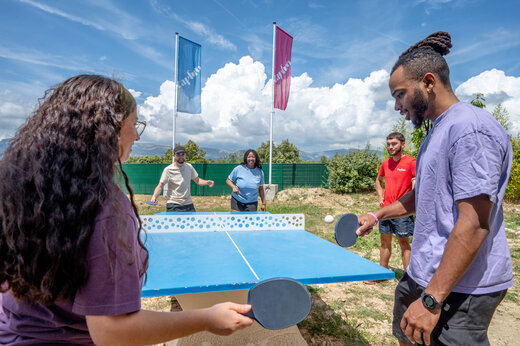 Tenis de mesa exterior con amigos en camping CAPFUN Arbois du Castellet (83).