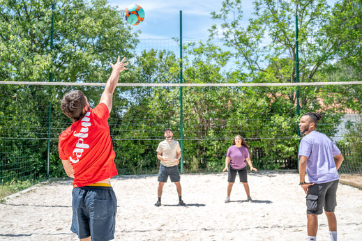 Jugadores de voleibol en cancha de arena en el camping CAPFUN Arbois du Castellet en LE CASTELLET (83).