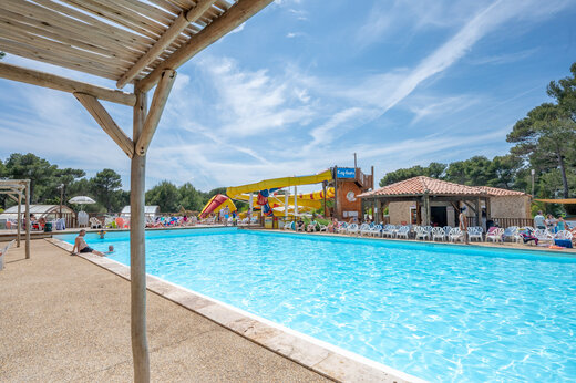 Piscina y toboganes en el camping CAPFUN Arbois du Castellet en LE CASTELLET (83).