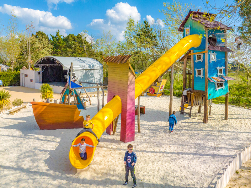 Juego Carabouille - Zona de juegos con toboganes y ni�os en el camping CAPFUN Armor H�ol en Piriac sur Mer (44).