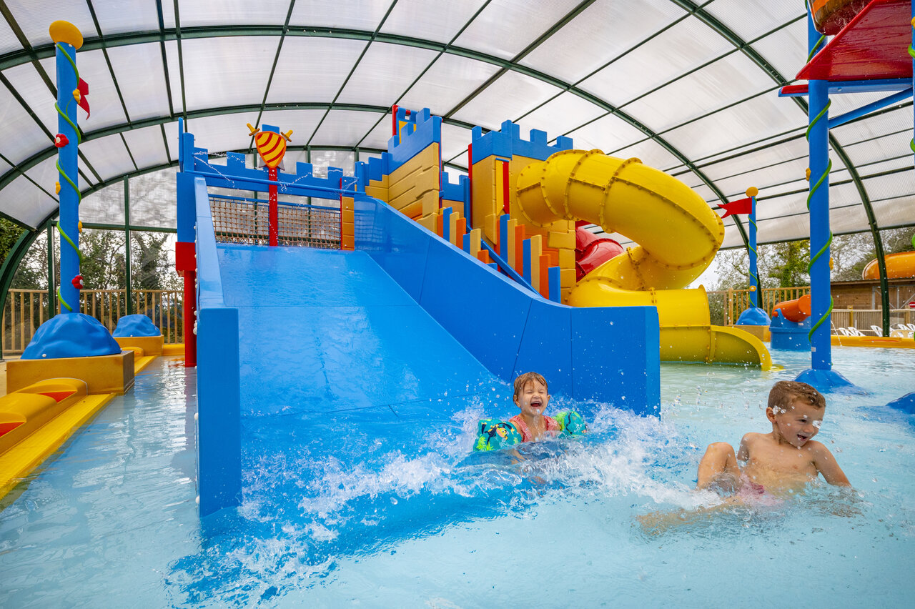 Toboganes acu�ticos y piscina cubierta en el camping CAPFUN Armor H�ol en Piriac sur Mer (44).